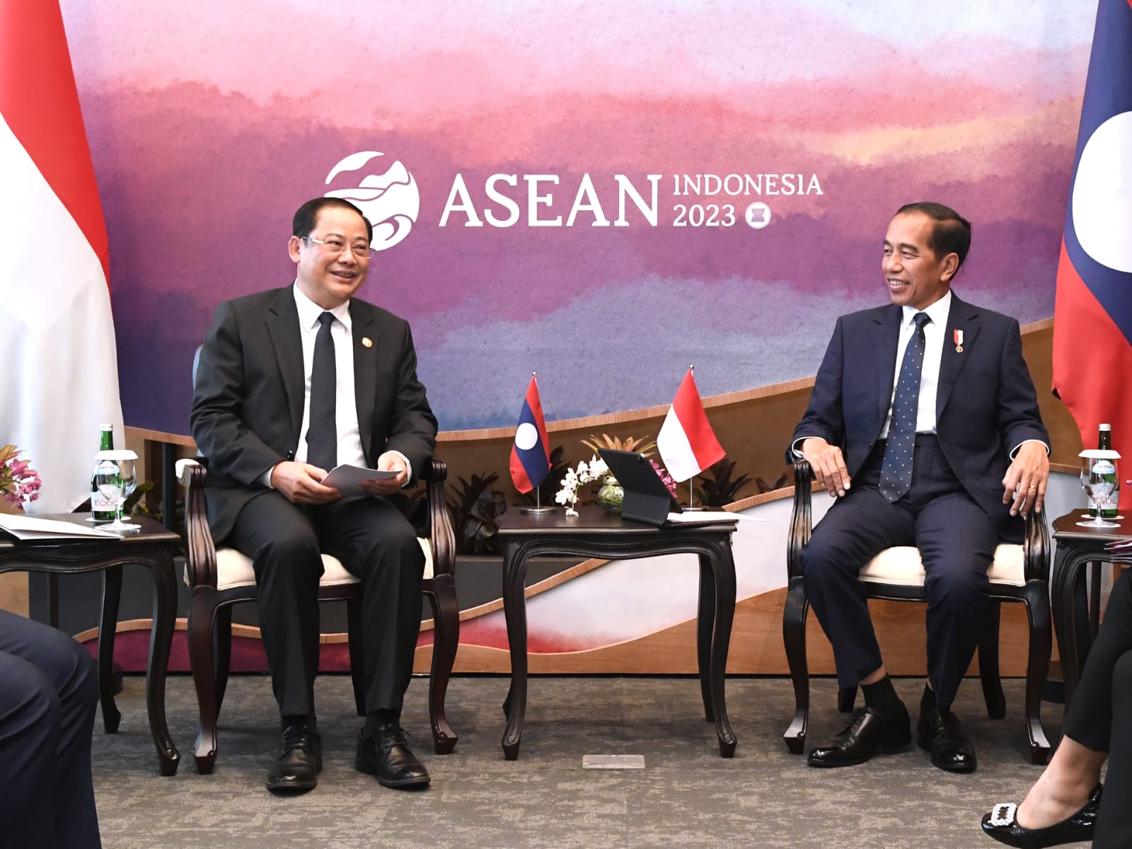 Presiden Jokowi dan PM Laos Sonexay Siphandone menggelar pertemuan bilateral di Hotel Meruorah, Labuan Bajo, Selasa (09/05/2023). (Foto: BPMI Setpres)
