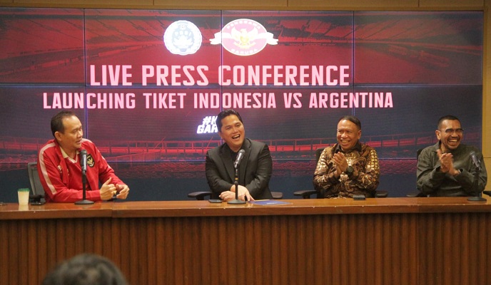 
Ketua Umum PSSI Erick Thohir merilis harga tiket pertandingan antara Indonesia melawan Argentina di Ruang Press Conference, Stadion Gelora Bung Karno, Senin (29/5/2023). (Foto: PSSI)