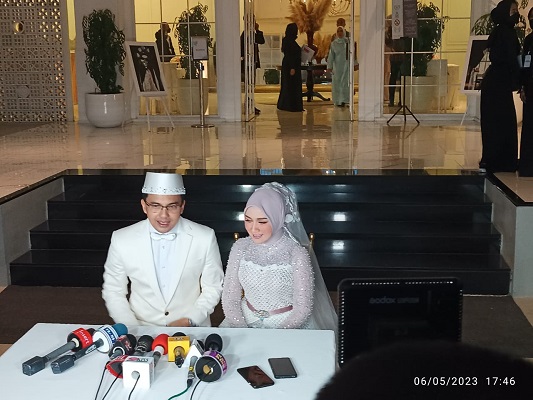 Aktor sekaligus Wakil Bupati Bandung Sahrul Gunawan akhirnya resmi menikah dengan Dine Mutiara Aziz di Gedong Putih, Cihideung, Parongpong, Kabupaten Bandung Barat, Jawa Barat, Sabtu (6/5/2023).(Foto: ig@sahrulgunawanofficial)