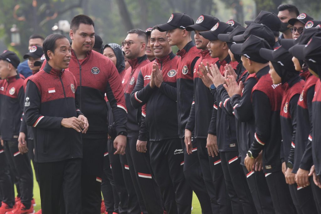 Presiden Jokowi didampingi Menpora Dito Ariotedjo melepas kontingen Indonesia ke SEA Games ke-32 di Kamboja, Selasa (02/05/2023), di halaman Istana Merdeka, Jakarta. (Foto: Humas Setkab/Rahmat)