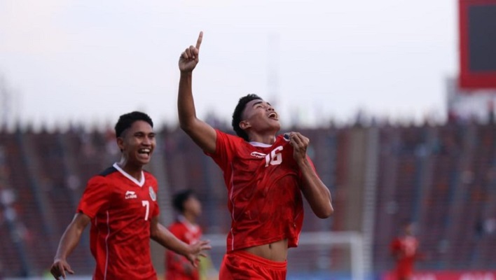 Medali emas sepakbola SEAG Games 2023 akhirnya dibawa pulang Timnas Indoensia, usai di final membantai Thailand 5-2, di Stadion Olympic, Phnom Penh, Selasa malam (16/5/2023) pukul 19.30 WIB. (Foto: PSSI)
