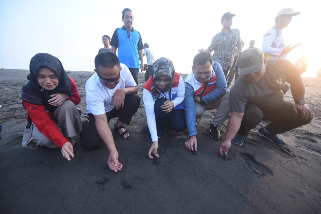 Bupati Kebumen Arif Sugiyanto didampingi  Vice President Corporate Social Responsibility (CSR) & SMEPP Management Pertamina Persero Fajriah Usman  beserta jajaran melaksanakan secara simbolis pelepasan Tukik di Pantai Jogosimo (Foto: Istimewa)