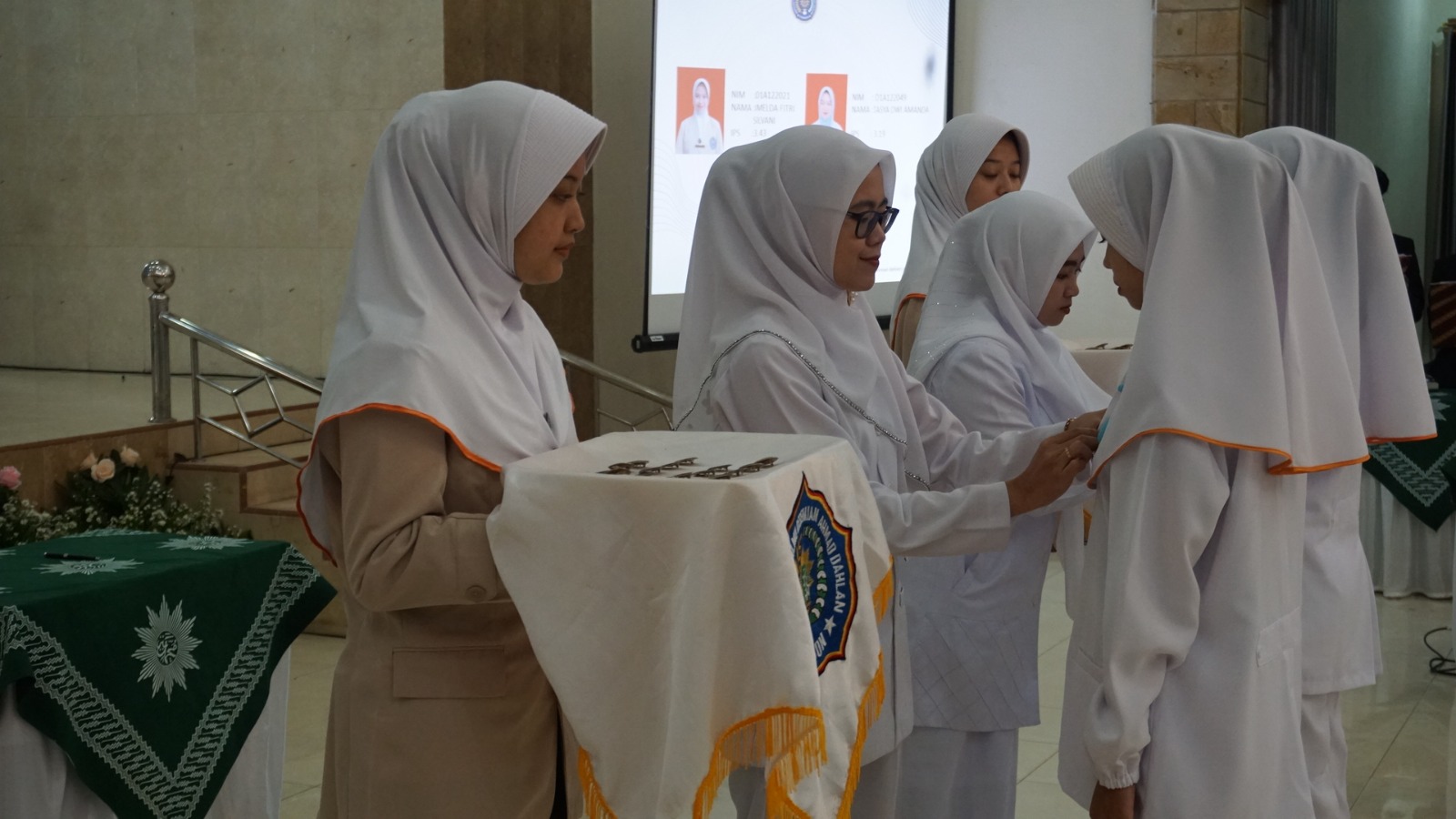 Sebanyak  52 mahasiswa tingkat 1 program studi pendidikan D III Keperawatan STIKes Ahmad Dahlan Cirebon usai prosesi Angkat Janji di gedung Islamic Center Cirebon (Foto: Ist)