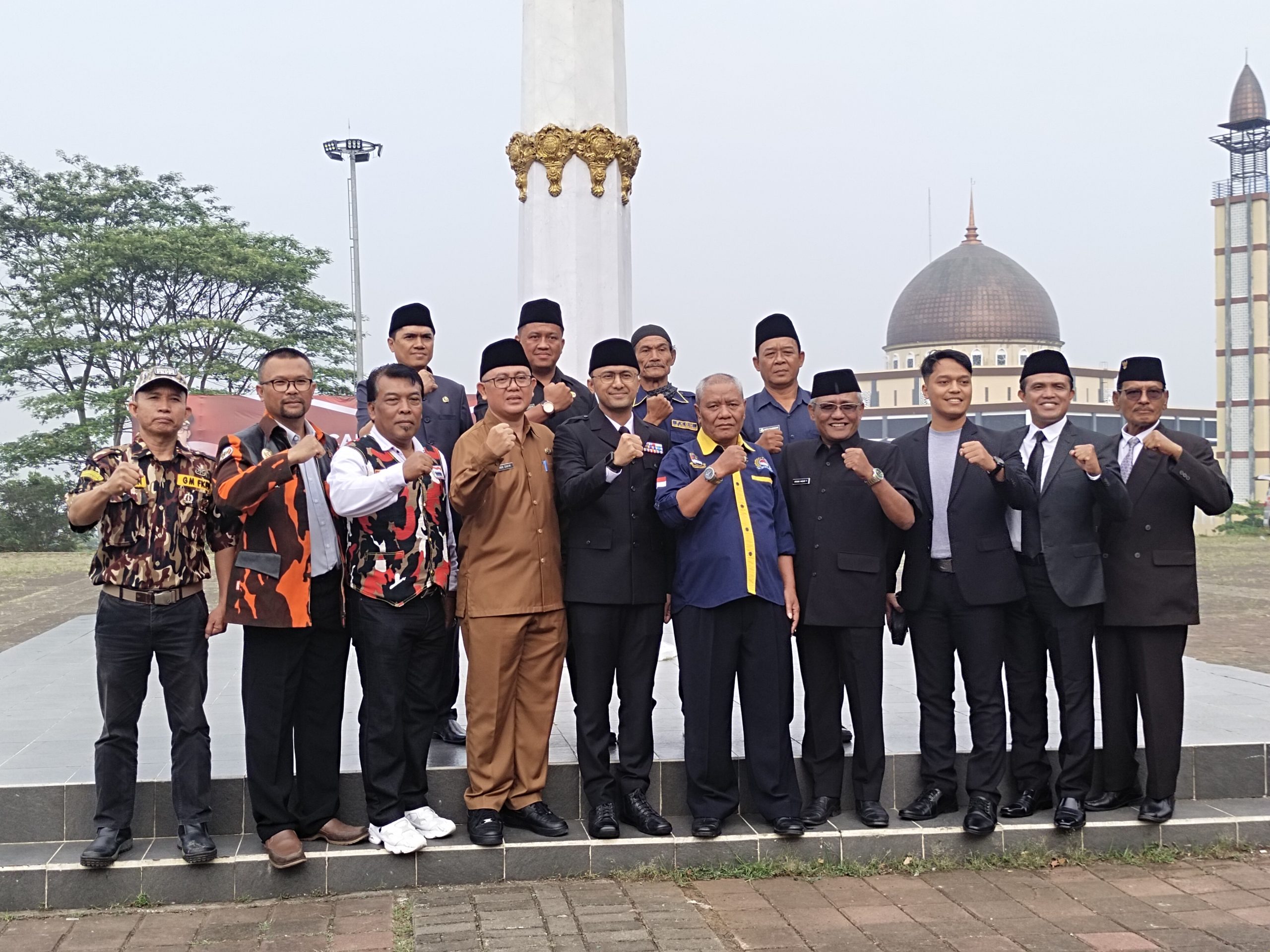 Hengky Kurniawan berfoto bersama dengan para ketua Organisasi Massa, usai Upacara Hari Lahir Pancasila tahun 2023 (Foto: Ist)


