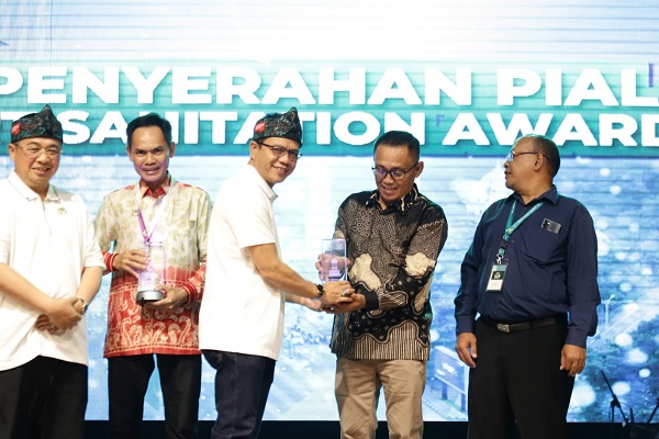 
Bupati Bandung Dr. HM. Dadang Supriatna menyerahkan Piala kepada pemenang Smart Sanitation Award (SSA), pada penutupan City Sanitation Summit (CSS) XXI Kabupaten Bandung di Gedong Budaya Soreang, Jumat (16/6/23). (Foto: prokopim)
