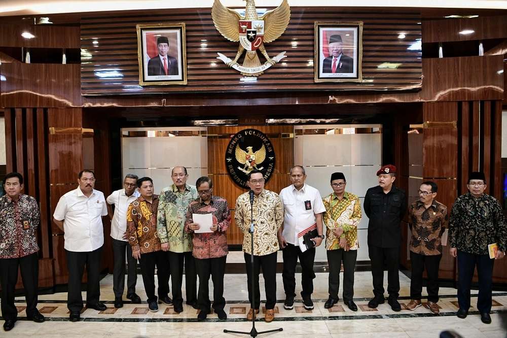 
Menko Polhukam Mahfud MD didampingi Gubernur Jawa Barat Ridwan Kamil saat memberikan keterangan pers terkait polemik Ponpes Al Zaytun, di Jakarta, Sabtu (24/6/2023). (Foto: jabarprov.go.id)