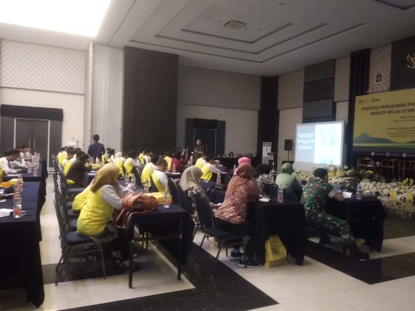 Pelatihan Strategi Pemasaran Pariwisata dan Ekonomi Kreatif melalui Smartphonegrapy bagi pegiat medsos dan para pelaku usaha pariwisata di Aula Hotel Harmoni, Jalan Cipanas Baru, Kecamatan Tarogong Kaler, Kabupaten Garut, Jumat (16/6/2023)(Foto: Ist)