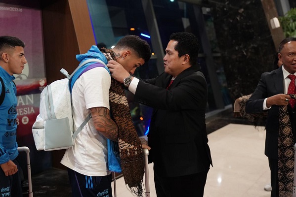 
Ketua Umum PSSI Erick Thohir mengalungkan Kain tradisional dari Timor kepada pemain Argentina Julian Alvarez setiba di Bandara International Soekarno Hatta, Tangerang, Banten, Jumat (16/6/2023) malam. (Foto: PSSI)
