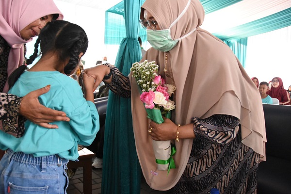 

Ketua Tim Penggerak PKK Kabupaten Bandung, Hj Emma Dety Supriatna menyalami salah seorang anak penderita thalasemia  pada Peperingatan Hari Thalasemia Sedunia (World Thalasemia Day) dengan tema Strengthening Education to Bridge The Thalassemia Care Gap di Halaman Gedung  Alamanda RSUD Majalaya Jalan Raya Cipaku Desa Cipaku Kecamatan Paseh Kabupaten Bandung, Sabtu (3/6/23). (Foto: prokopimda)
