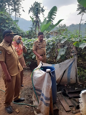 
Camat Cihampelas Iis Supriadi saat meninjau RW 8 dan 9 Desa Tanjungwangi,  Kamis (22/6/2023). (Foto: heny/dara)
