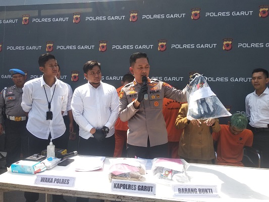 
Kapolres Garut, AKBP Rio WAhyu Anggoro, menunjukan barang bukti saat menggelar konferensi pers di Mapolres Garut, Jalan Sudirman, Kecamatan Karangpawitan, Kabupaten Garut, Senin (12/6/2023).(Foto: andre/dara)
