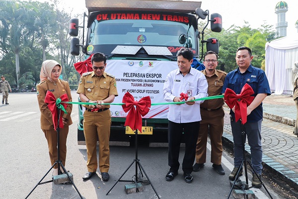 
Bupati Bandung Dr. H.M. Dadang Supriatna  melepas ekspor produk Frozen Ornamental Fish Food  di Plaza Upakarti Soreang Kabupaten Bandung, Senin (12/6/23). (Foto: prokopim)