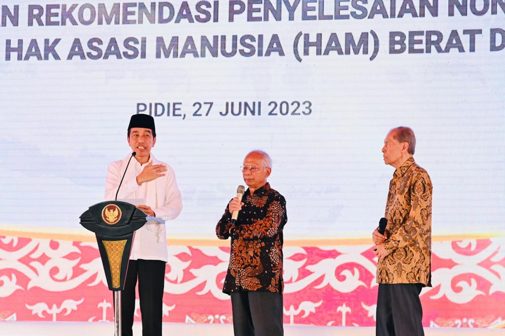 Presiden Jokowi meluncurkan program Pelaksanaan Rekomendasi Nonyudisial Pelanggaran HAM Berat di Indonesia, di Rumoh Geudong, Kabupaten Pidie, Aceh, Selasa (27/06/2023) siang. (Foto: BPMI Setpres)
