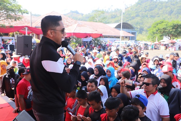 
Bupati Bandung Barat Hengky Kurniawan saat memberikan sambutan pada acara Gerak Jalan Santai dan Senam Berkah, Kamis (1/6/2023). (Foto: Prokopim)