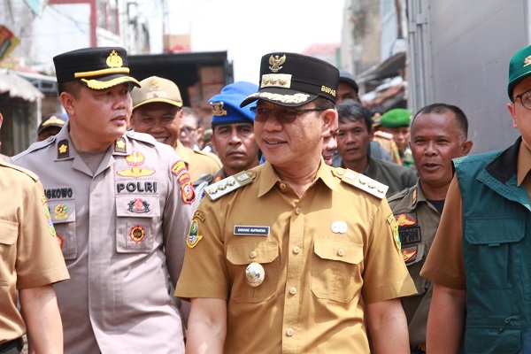 
Bupati Bandung Dr. HM. Dadang Supriatna meninjau tempat penampungan berdagang sementara, sebagai tempat relokasi para pedagang Pasar Banjaran, Kecamatan Banjaran Kabupaten Bandung, Senin (5/6/23). (Foto: prokopimda)
