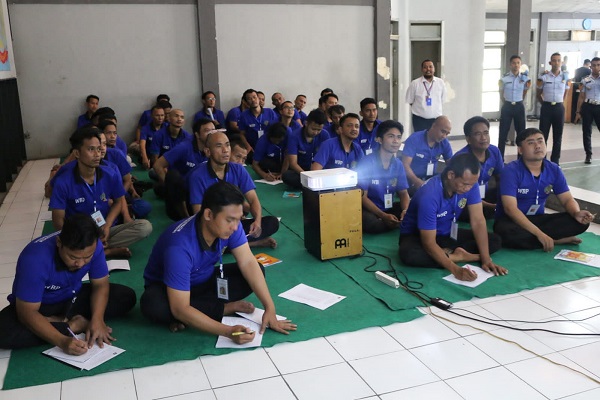 
Sejumlah warga binaan peserta Program Rehabilitasi Sosoal sedang menyimak materi yang diberikan narasumber (Foto: Ist)
