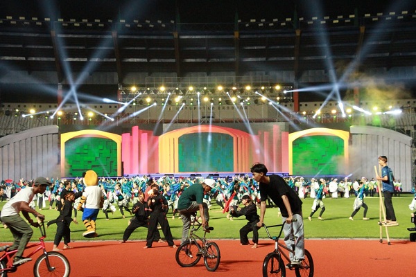 Menteri Koordinator PMK RI Muhadjir Effendy membuka Festival Olahraga Rekreasi Nasional (Fornas) ke-VII tahun 2023, di Stadion Si Jalak Harupat, Kabupaten Bandung Jawa Barat, Minggu (2/7/2023) malam. (Foto: prokopim)