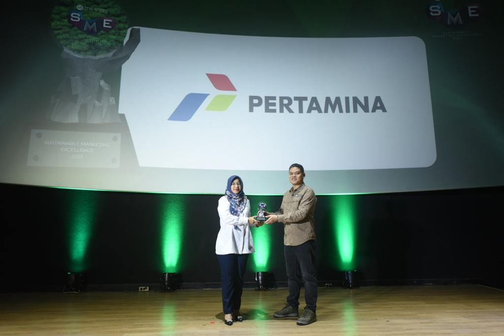 CSR Pertamina diwakili oleh Vice President Corporate Social Responsibility (CSR) & SMEPP Management Pertamina Persero Fajriah Usman memperoleh penghargaan Marketeers Sustainable Marketing Excellence Award 2023 dengan Kategori SME Enabler of the Year, pada Rabu (12/7) di FX Sudirman (Foto: Istimewa)