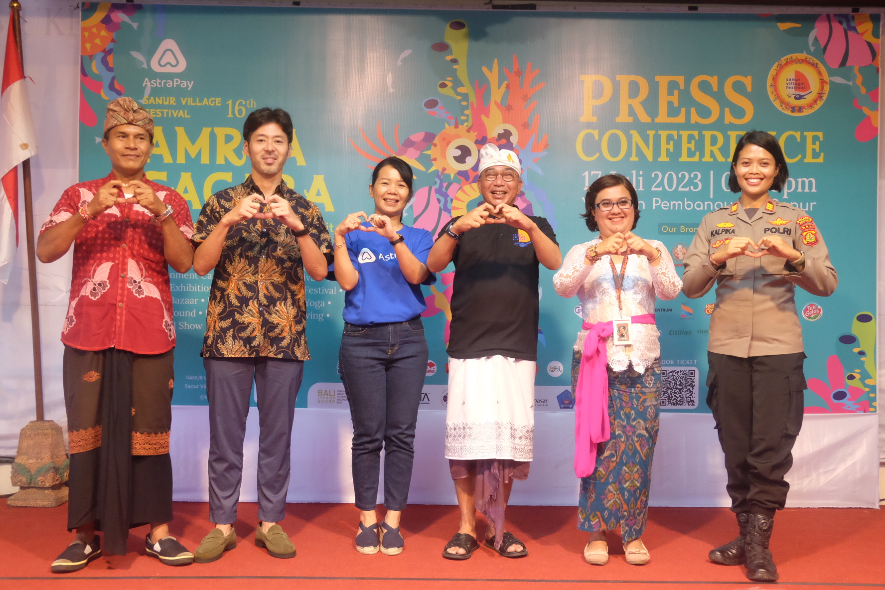 Sesi jumpa pers perhelatan AstraPay Sanur Village Festival 2023 pada Senin (17/7).
Dari kiri ke kanan : Translator Bahasa Jepang, Yohei Takemura (CEO SMEGO), Reny Futsy
Yama (CMO AstraPay), Ida Bagus Gede Sidharta Putra (Ketua Yayasan Pembangunan Sanur
sekaligus Ketua Penyelenggara AstraPay Sanur Village Festival 2023), I Gusti Ayu Laxmy
Saraswati (Plt Kepala Dinas Pariwisata Kota Denpasar), Dayu Kalpika (Kepala Kepolisian
Sektor Denpasar Selatan)(Foto: Ist)