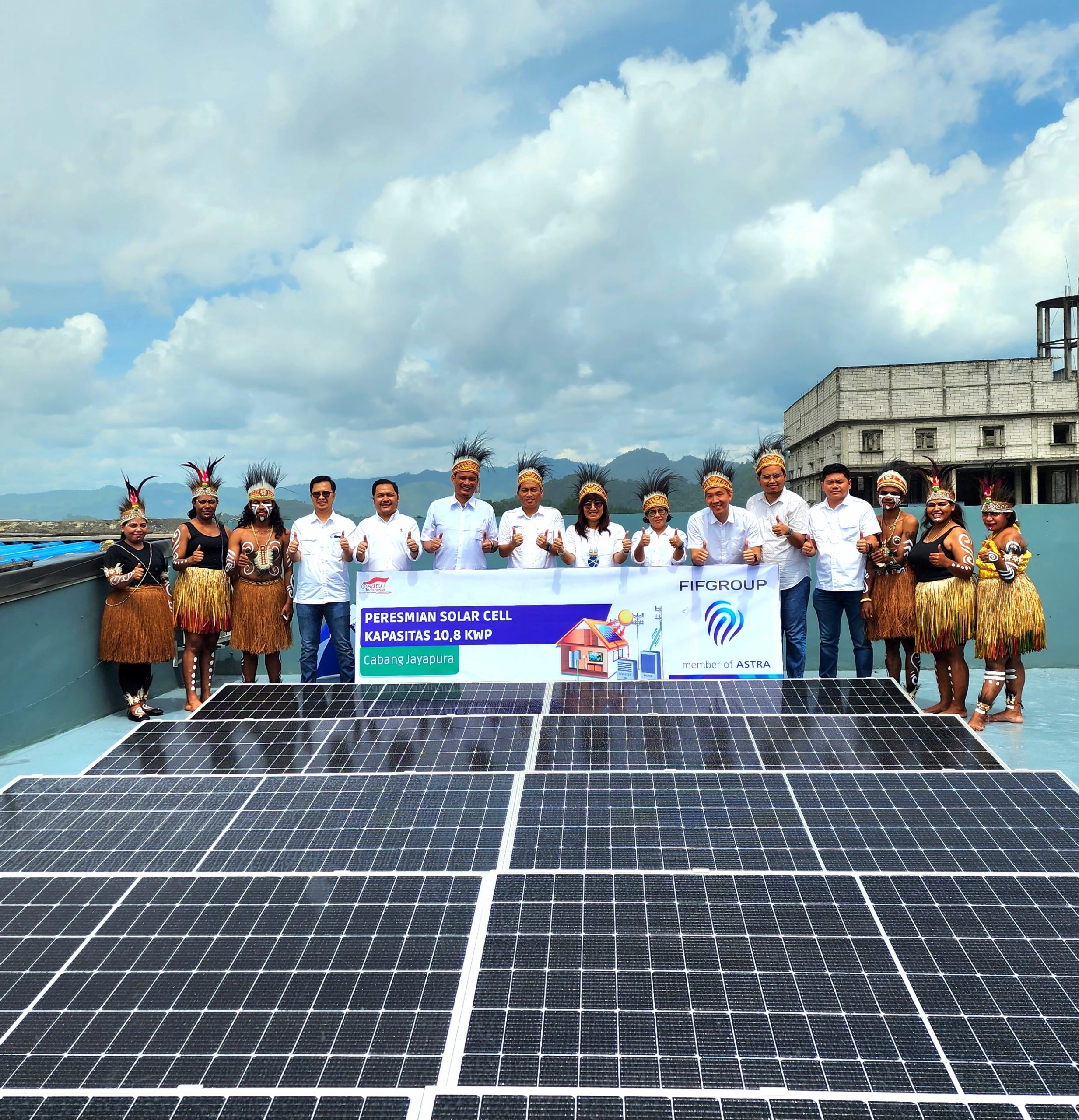 Momen kebersamaan jajaran direksi dan manajemen FIFGROUP dalam kegiatan peresmian instalasi solar panel di Cabang Jayapura pada Jumat (7/7/2023) (Foto: Istimewa)