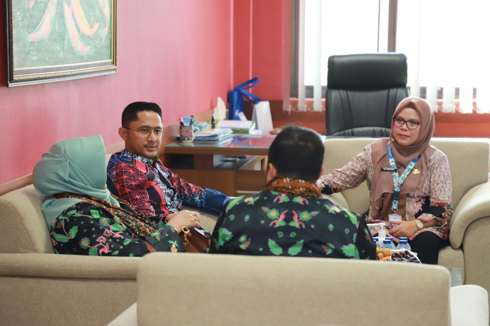 Bupati Bandung Barat Hengky Kurniawan saat menerima Tim Penilai Akreditasi di RSUD Cikalongwetan (foto: Bag. Prokopim)