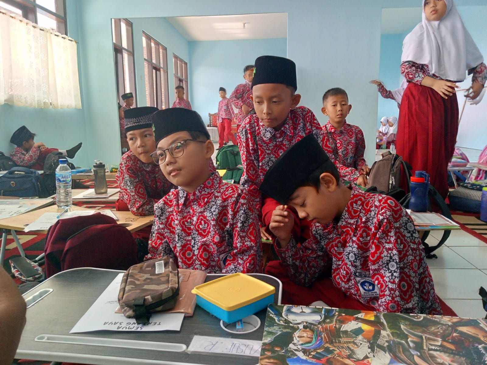 Para murid SDN Cipeundeuy yang sebagian belajar di ruang kelas baru tanpa meja dan kursi (Foto: Ist)
