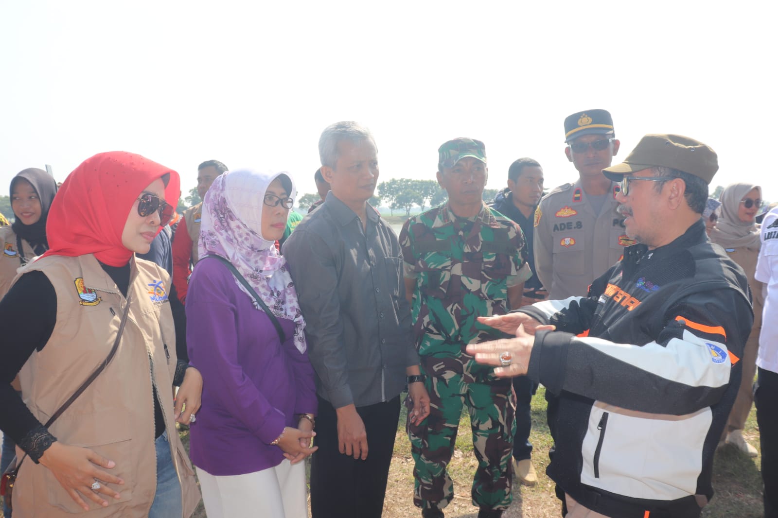 Bupati Cirebon Drs. H. Imron, M.Ag bersama Wakil Bupati Cirebon, Hj. Wahyu Tjiptaningsih, SE., M.Si, jajaran Forkopimda dan para kepala perangkat daerah berdialog dengan warga (Foto: bambang/dara)
