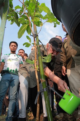 Bupati Bandung Dr. H.M. Dadang Supriatna bersama musisi Iwan Fals menanam pohon di kawasan Si Jalak Harupat, Kabupaten Bandung, Sabtu (1/7/2023). (Foto: prokopim)
