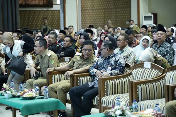 Pemerintah Kabupaten Bandung menggelar sosialisasi anti korupsi bagi para ASN, dengan menghadirkan Komisi Pemberantasan Korupsi (KPK) di Gedung Moh. Toha, Komplek Pemda, di Soreang    Senin (24/07/2023). (Foto: Prokopimda)
