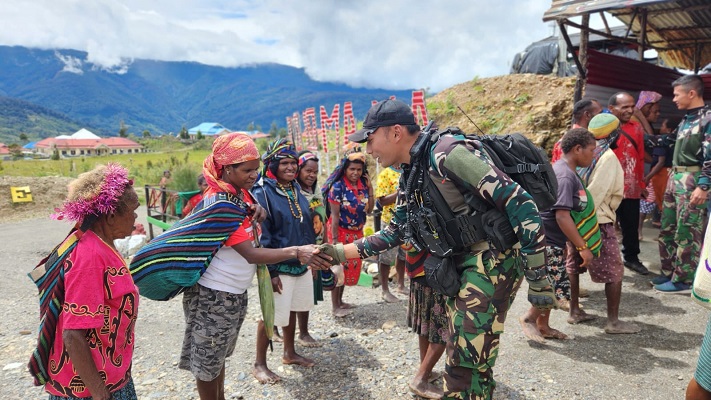 
Keakraban warga lokal Kampung Holomama, Intan Jaya, Papua dengan prajurit TNI dari Yonif Para Raider 330 yang saat ini sedang bertugas.(Foto: Ist) 
