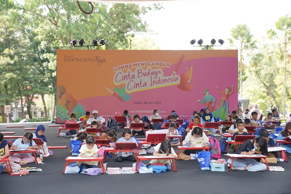  Dalam rangka menyambut Hari Anak Nasional, Taman Indonesia Kaya
menghadirkan acara Lomba Menggambar bertemakan Cinta Budaya Cinta Indonesia yang diselenggarakan di Taman Indonesia  Kaya pada Sabtu (8/7/23). (Foto: Ist)