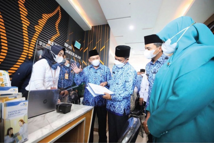 
Bupati Bandung Dadang Supriatna meninjau aktivitas pelayanan masyarakat di Mall Pelayanan Publik (MPP) di Munara 99 kawasan GBS, Kabupaten Bandung. (Foto: Dok/dara)