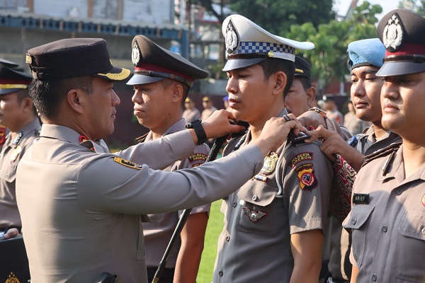 
Kapolresta Cirebon Pimpin Upacara Kenaikan Pangkat 35 Personilnya di Mapolresta Cirebon.(Foto: bambang/dara)
