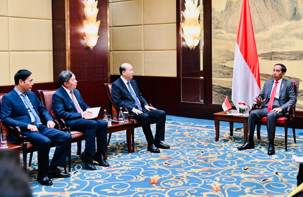 Presiden Jokowi bertemu sejumlah pemimpin perusahaan Tiongkok, di Hotel Shangri-La, Chengdu, RRT, pada Jumat (28/07/2023). (Foto: BPMI Setpres/Laily Rachev)

