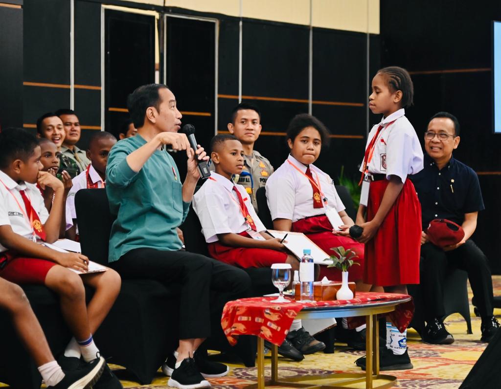 Presiden Jokowi saat menjawab pertanyaan murid SD di Ballroom Cendrawasih, Swiss-Belhotel, Kota Jayapura, Papua, Jumat (07/07/2023). (Foto: BPMI Setpres/Laily Rachev)