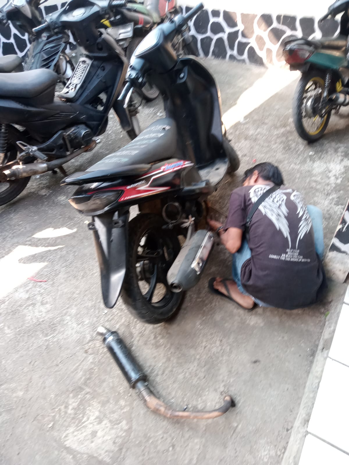 Sejumlah sepeda motor dengan knalpot brong atau bising terjaring dalam Operasi yang digelar jajaran Polsek Cibatu, Polres Garut (Foto: Ist)