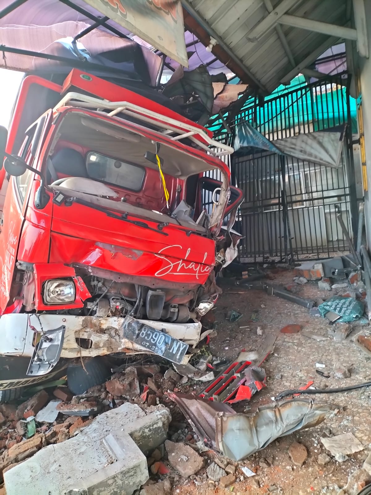  truk menabrak benteng rumah milik warga di Jalan Raya Malangbong-Kersamanah (Foto: Ist)