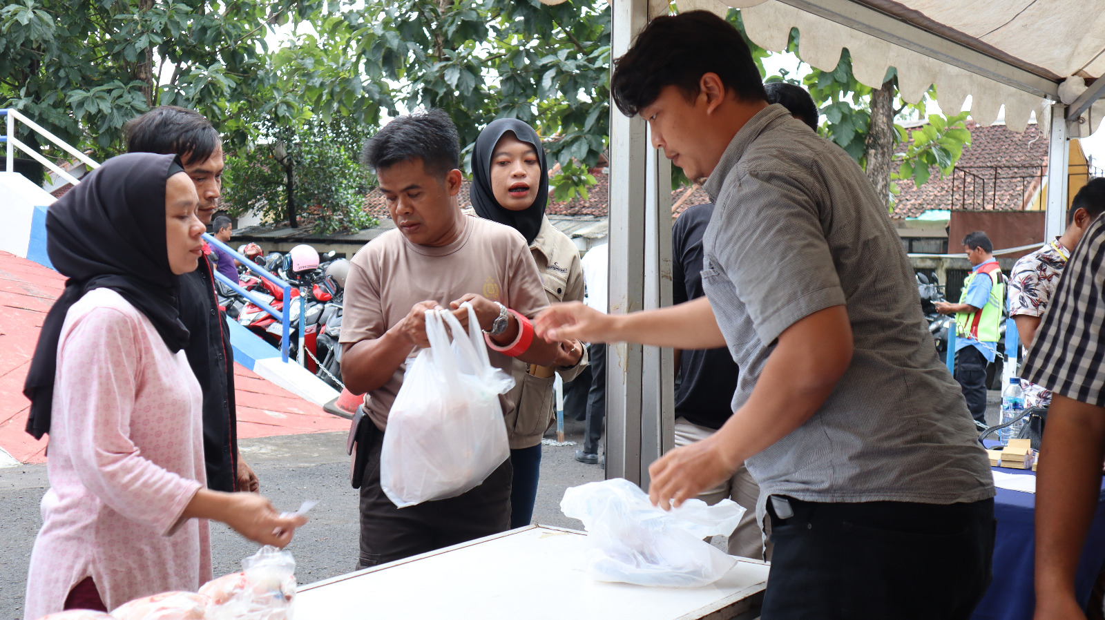 Kegiatan Bazar murah yang digelar Polres Garut dalam rangka HUT Bhayangkara ke-77 disambuta antusias masyarakat, Jumat (7/7/2023)(Foto: Ist)