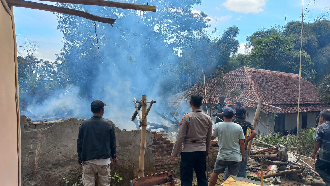 Kebakaran menghanguskan sebuah rumah di Garut (Foto: Ist)