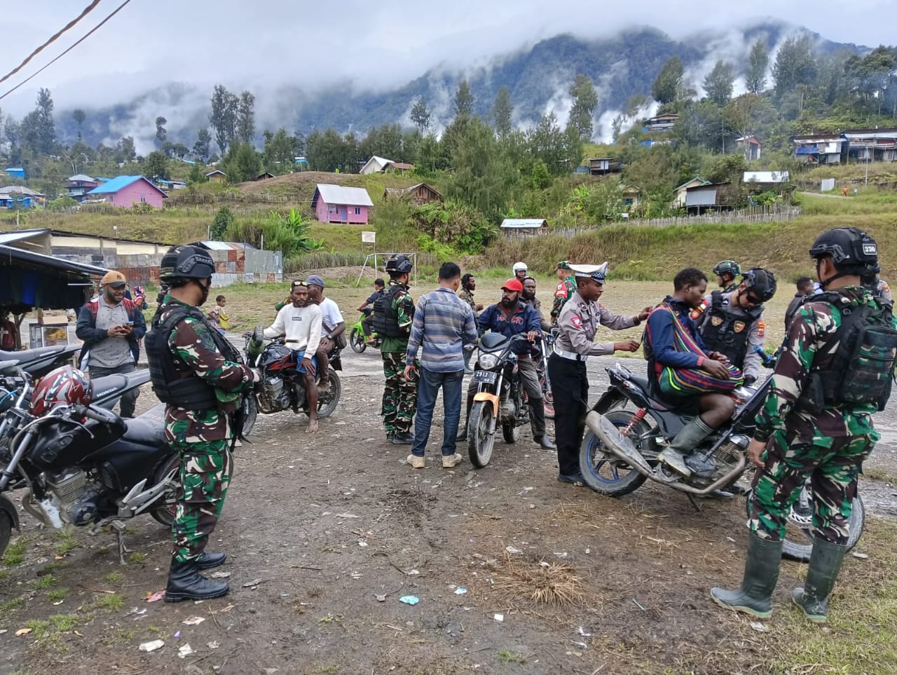 
 Yonif Para Raider 330/Tri Dharma bersinergi dengan seluruh aparat keamanan melaksanakan sweeping gabungan di Pusat Kota Sugapa, Kabupaten Intan Jaya, Papua, pada Rabu (12/07/2023). (Foto: Ist)