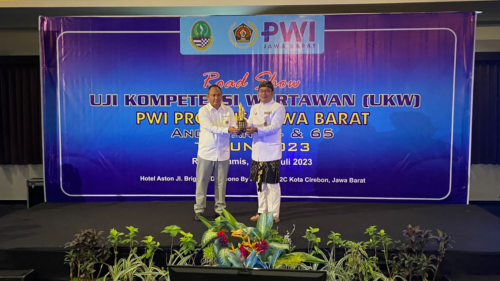 
Ketua PWI Jawa Barat Hilman Hidayat menyerahkan Penghargaan Darma Saharsa kepada Gubernur Ridwan Kamil, di Ballroom Hotel Aston Cirebon, Rabu (19/7/2023). (Foto: maji/dara)
