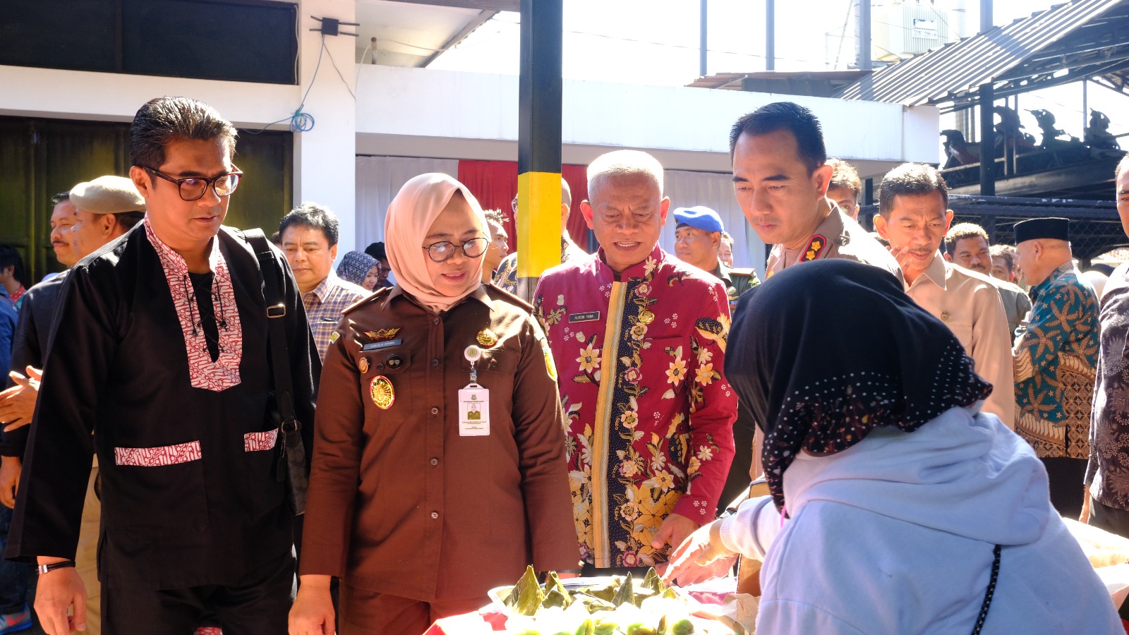 Kejari Garut, Halila Rama Purnama, bersama Sekda Garut, Nurdin Yana, dan Kapolres Garut, AKBP Rohman Yonky Dilatha, meninjau Bazar Usaha Mikro Kecil Menengah (UMKM) dan layanan publik yang berlokasi di Halaman Kantor Kejari Garut, Jalan Merdeka, Kecamatan Tarogong Kidul, Kabupaten Garut, Kamis (20/7/2023)(Foto: Ist)