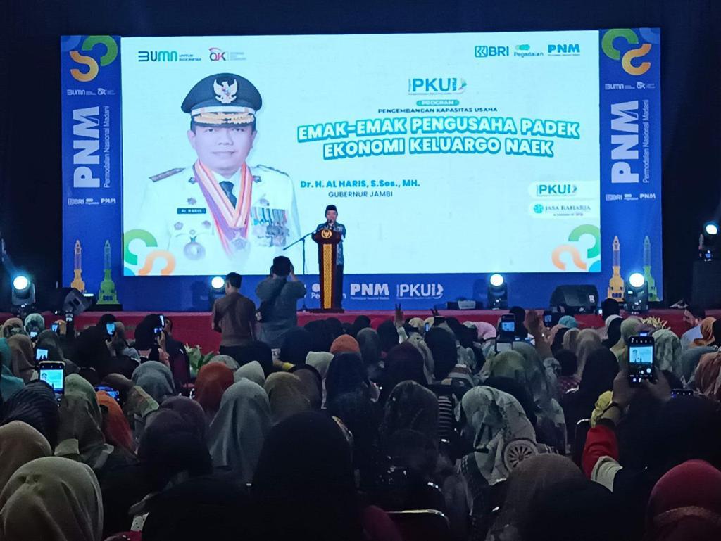 

Gubernur Jambi, Ali Haris, saat menghadiri acara Pelaksanaan Pengembangan Kapasitas Usaha (PKU) yang bertempat di Gedung Ratu Convention Center (RCC) Jambi, beberapa waktu lalu. (Ist)
