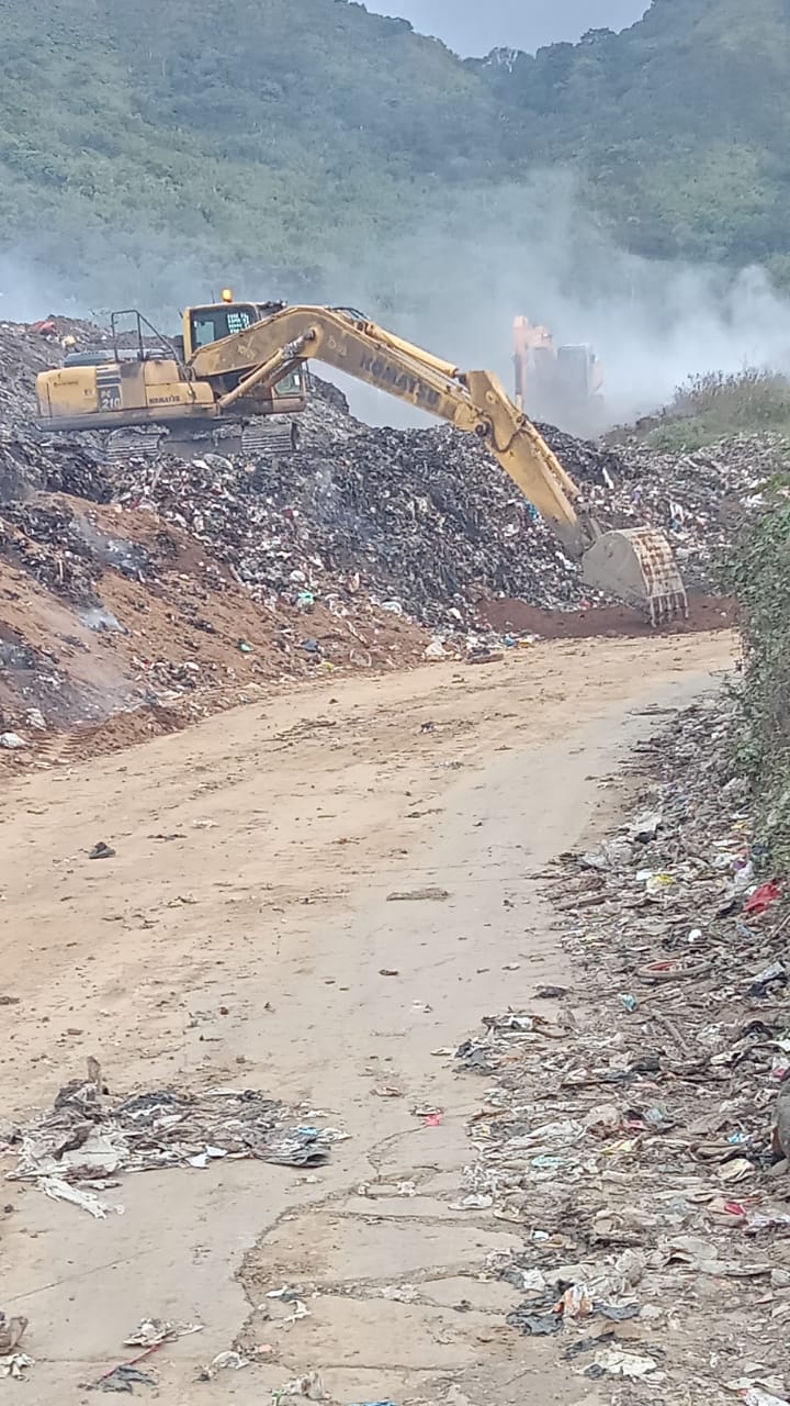 Kepulan asap masih terlihat di lokasi kebakaran TPA Pasirbajing, Kecamatan Banyuresmi, Kabupaten Garut, Sabtu (22/7/2023)(Foto: Ist)