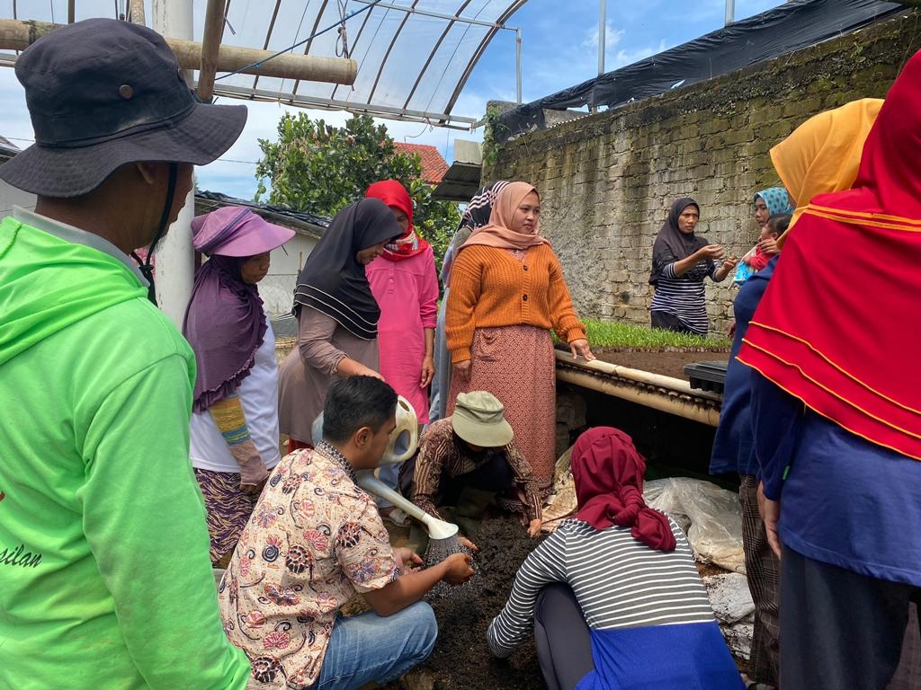 
Warga Desa Cibodas, Bandung, mengolah kotoran ternak sapi menjadi pupuk kompos hingga bahan bakar untuk memasak melalui program Kampung Madani. (Foto: andre/dara) 