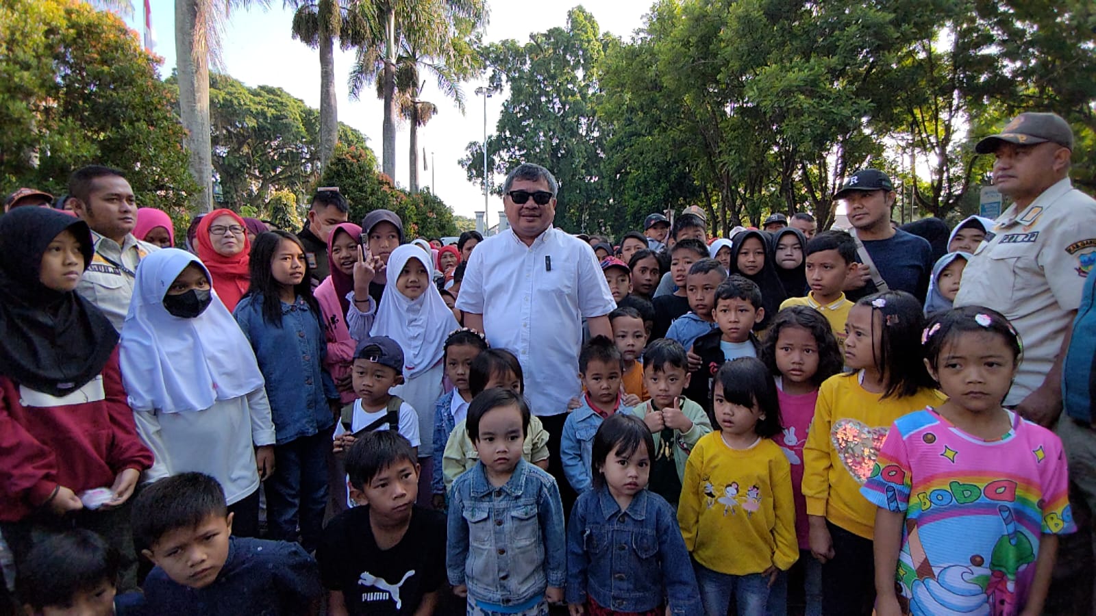 Bupati Garut, Rudy Gunawan, dikerubungi anak-anak di Hari Anak Nasional (HAN) Tahun 2023 di Area Gedung Pendopo Garut, Kecamatan Garut Kota, Kabupaten Garut, Minggu (23/7/2023(Foto: Istimewa)