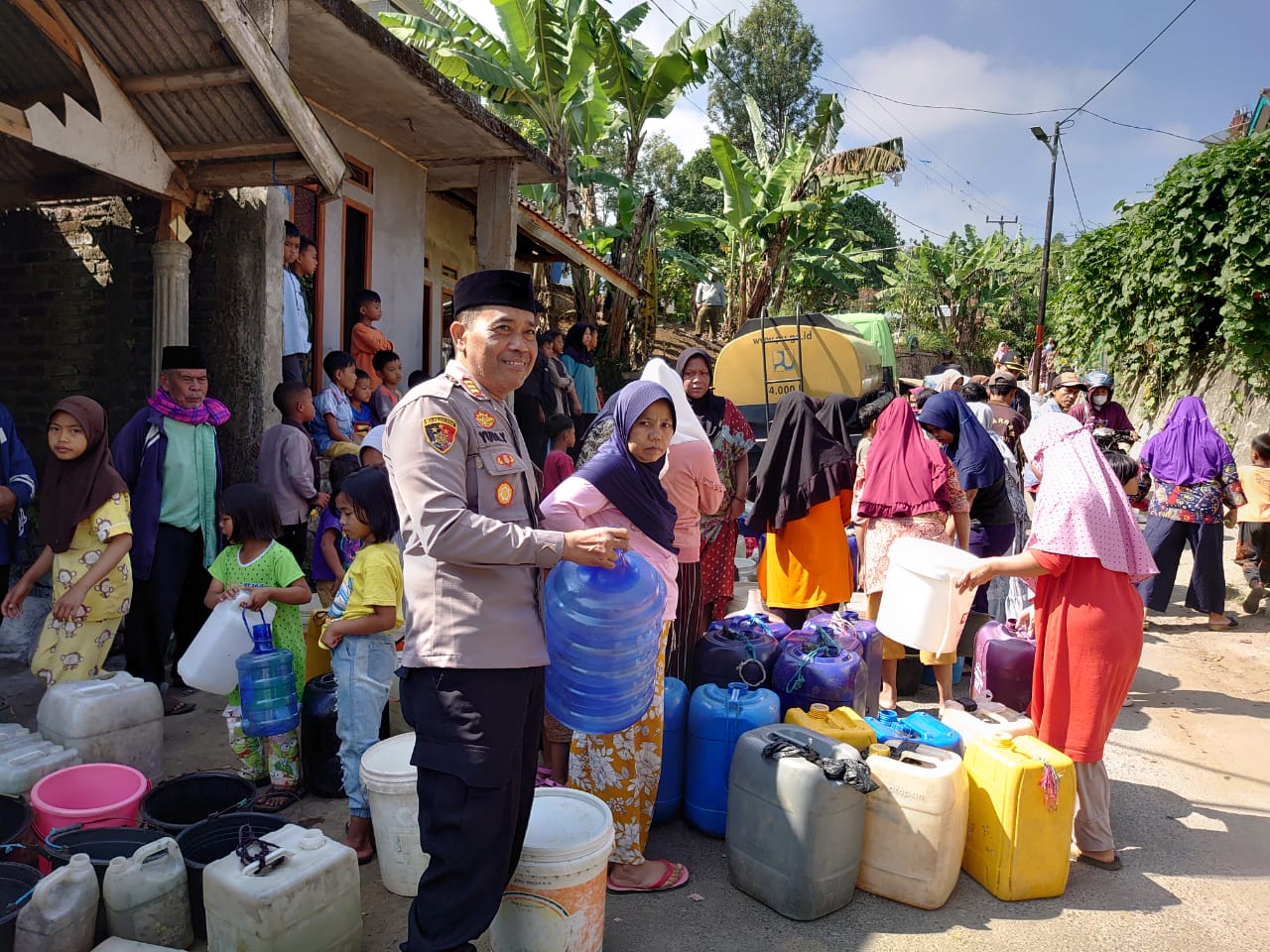 Polres Garut Bekerjasama Dengan PDAM Tirta Intan Garut memberikan bantuan air bersih kepada warga Kampung Siderang Datar, Desa Cintanagara, Kecamatan Cigedug, Kabupaten Garut, Minggu (23/7/2023)(Foto: Ist)