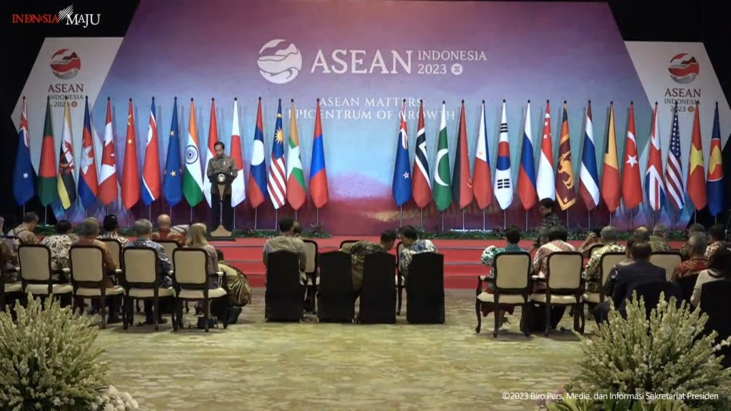 Presiden Jokowi menerima kunjungan kehormatan para menteri luar negeri ASEAN, Jumat (14/07/2023), di Shangri-la Hotel, Jakarta (Foto: BPMI Setpres)
