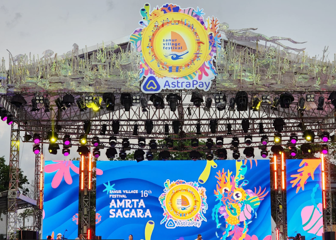 Opening Ceremony AstraPay Sanur Village Festival 2023 dilakukan dengan prosesi Pemercikan Tirta Amrta yang melambangkan harapan akan berkah dan keharmonisan bagi seluruh pengunjung yang hadir. Dari kiri ke kanan : Ida Bagus Ngurah Agung Kumbayana (Managing Director Santrian Group), I Gusti Ngurah Jaya Negara (Walikota Denpasar), AA Puspayoga (Mantan Menteri Koperasi dan Usaha Kecil dan Menengah Indonesia ke-10 Periode 2014-2019 , Anak Agung Gede Ngurah Puspayoga), Tjokorda Oka Artha Ardana Sukawati (Wakil Gubernur Bali), I Gusti Ayu Bintang Darmawati (Menteri Pemberdayaan Perempuan dan Perlindungan Anak), Rina Apriana (CEO AstraPay), Ni Made Ayu Marthini (Deputy Bidang Pemasaran Kementerian Pariwisata dan Ekonomi Kreatif) dan Ida Bagus Gede Sidharta Putra (Ketua Yayasan Pembangunan Sanur sekaligus Ketua Pelaksana AstraPay Sanur Village Festival 2023)(Foto: Istimewa)
