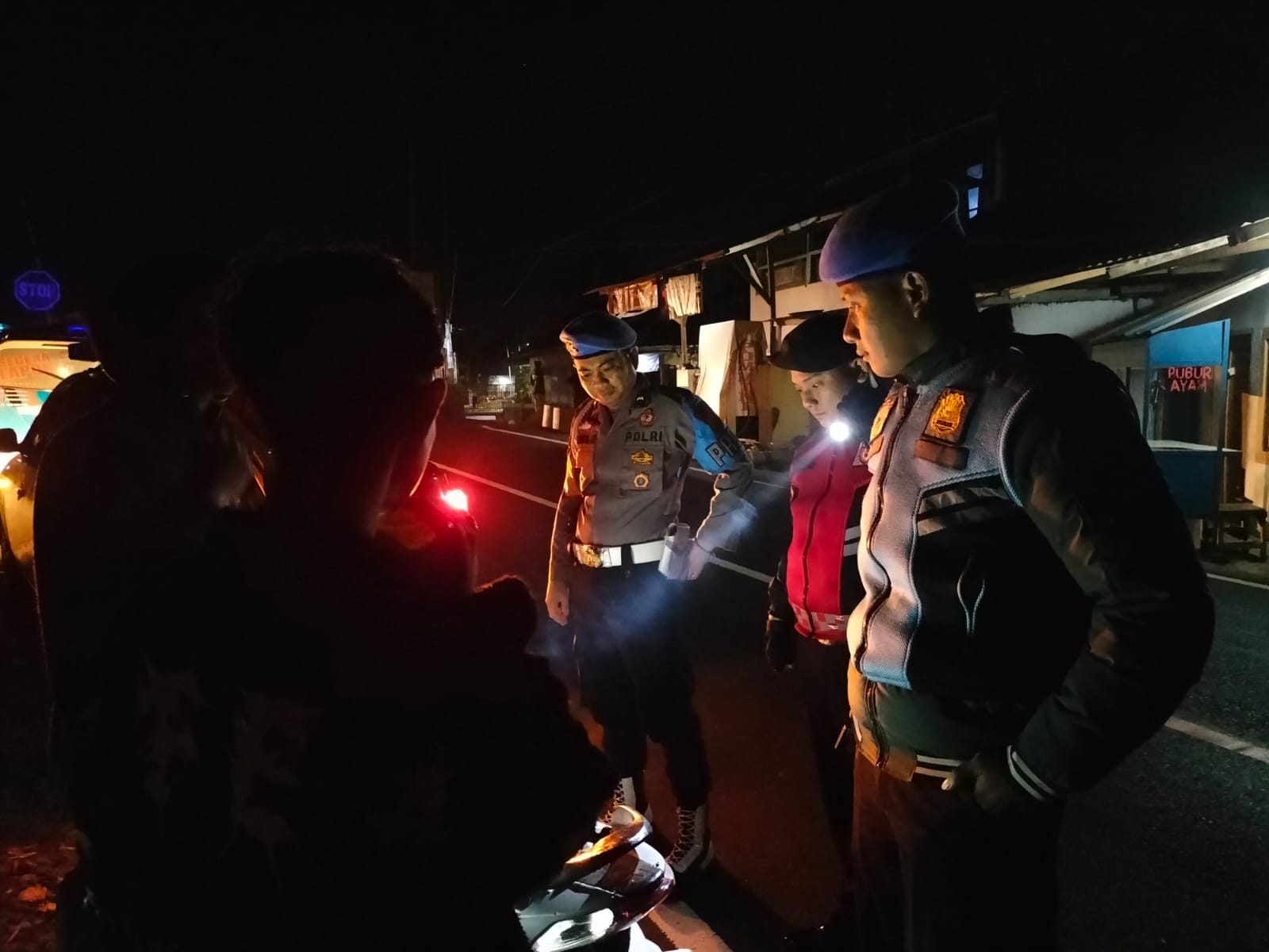 
Gabungan patroli Polres Garut mengamankan enam pelaku balapan liar di Jalan Raya Wanaraja-Cibatu, tepatnya kawasan Sawah Lega, Kabupaten Garut, Kamis (27/7/2023) malam. (Foto: andre/dara)  
